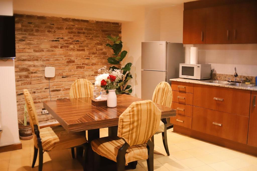 Kuchyň nebo kuchyňský kout v ubytování Oasis Hotel