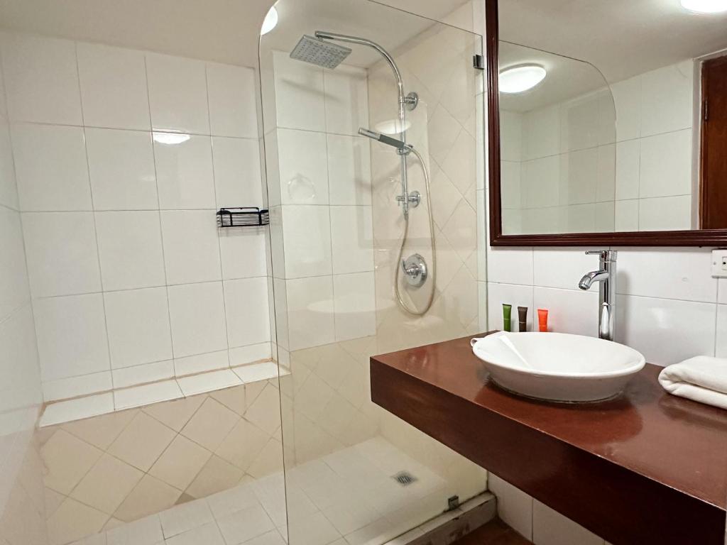 Koupelna v ubytování Oasis Hotel