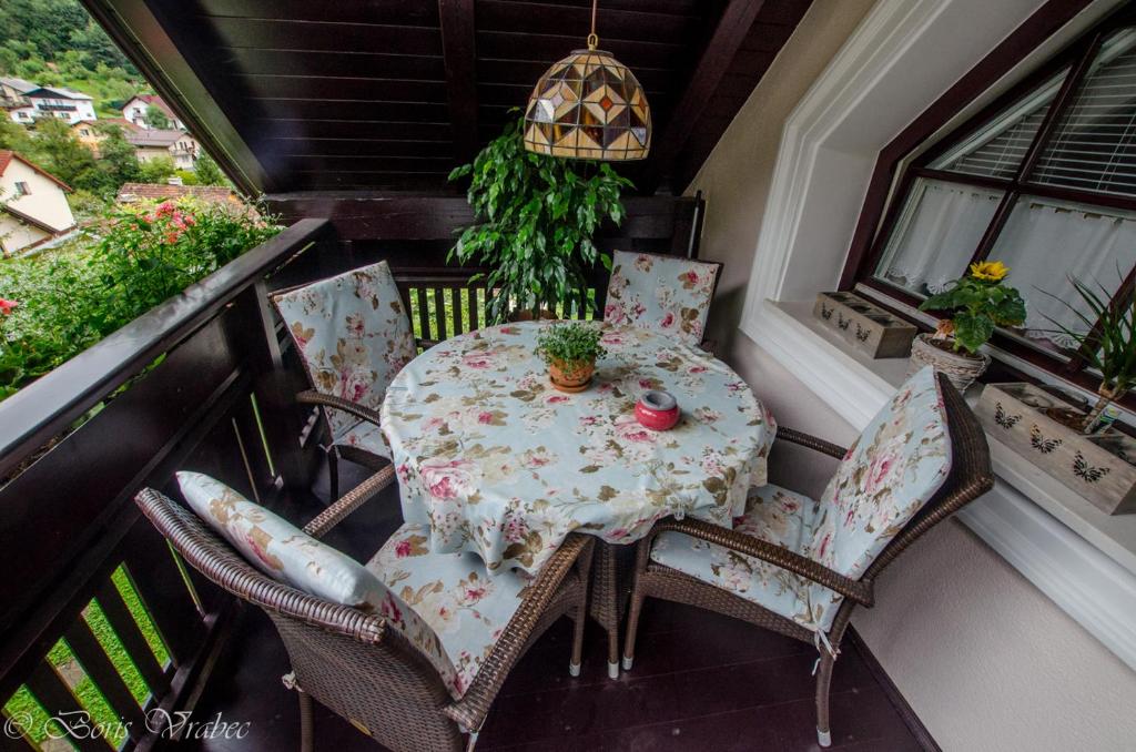 Balkón nebo terasa v ubytování Apartmaji Urška