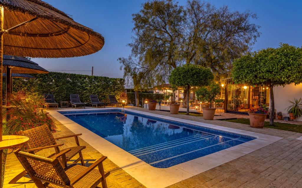 Πισίνα στο ή κοντά στο B&B Casa Adelante Sevilla