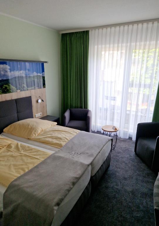 Postel nebo postele na pokoji v ubytování AKZENT Hotel Zur Post