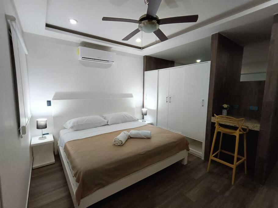 a bedroom with a bed with a ceiling fan at Moderno 1BR sauna gimnasio alberca a cuadras de la 5ta av centro in Playa del Carmen