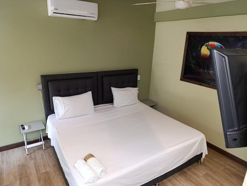 Postel nebo postele na pokoji v ubytování AMAZONAS EXPLORERS LETICIA