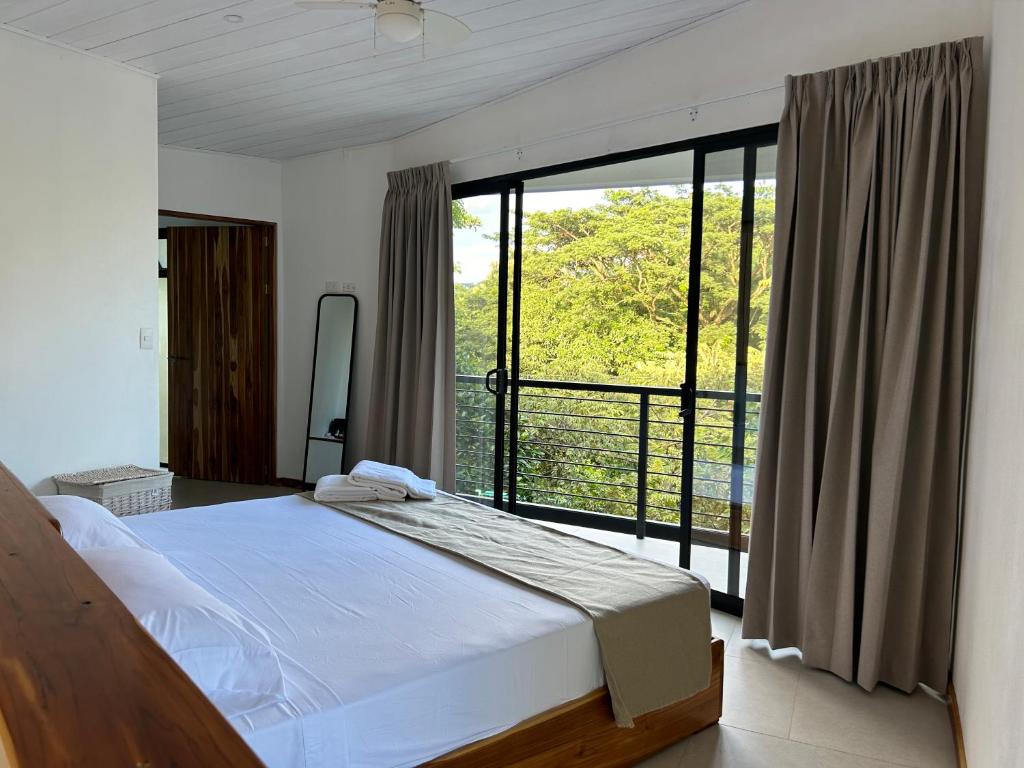 Postel nebo postele na pokoji v ubytování Mar Botánico - Avellanas Beach Hotel