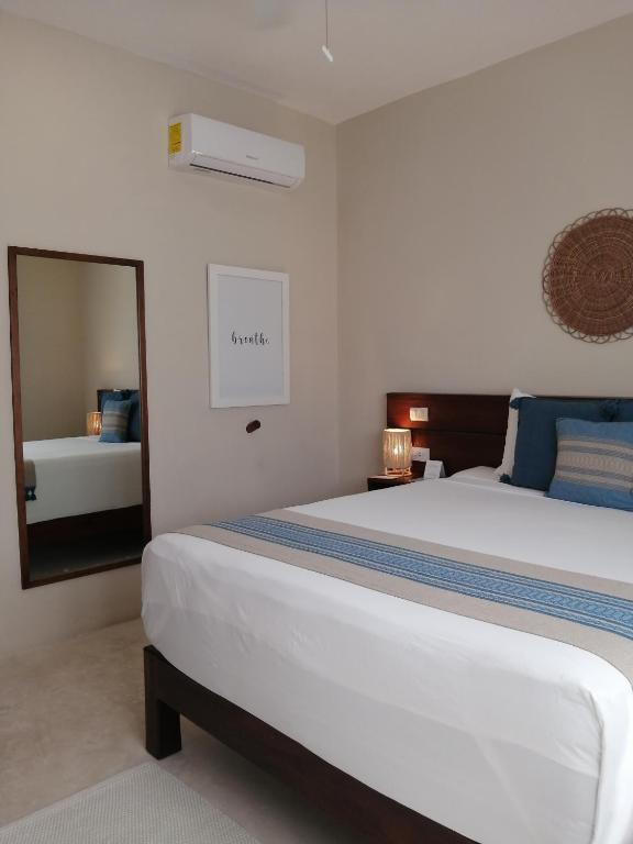 Postel nebo postele na pokoji v ubytování Noah Beach Hotel & Suites