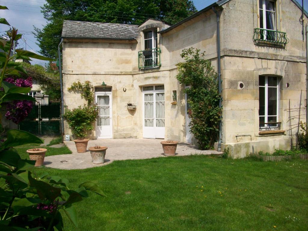 an old stone house with a green yard at Halte-jardin du hâvre in Précy-sur-Oise