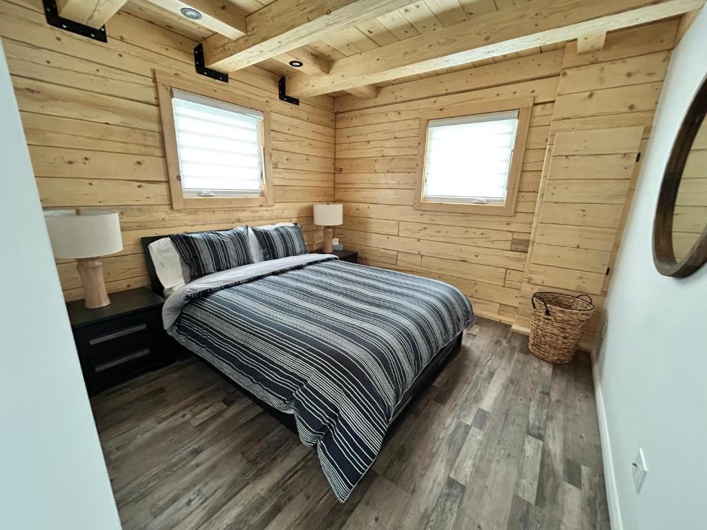 Postel nebo postele na pokoji v ubytování Chalets domaine Otis