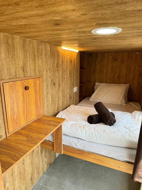 Postel nebo postele na pokoji v ubytování Capsule Room in Business Bay Near Downtown
