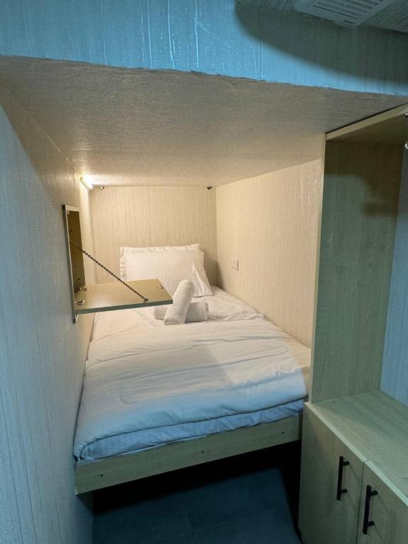 Postel nebo postele na pokoji v ubytování Capsule Room in Business Bay Near Downtown