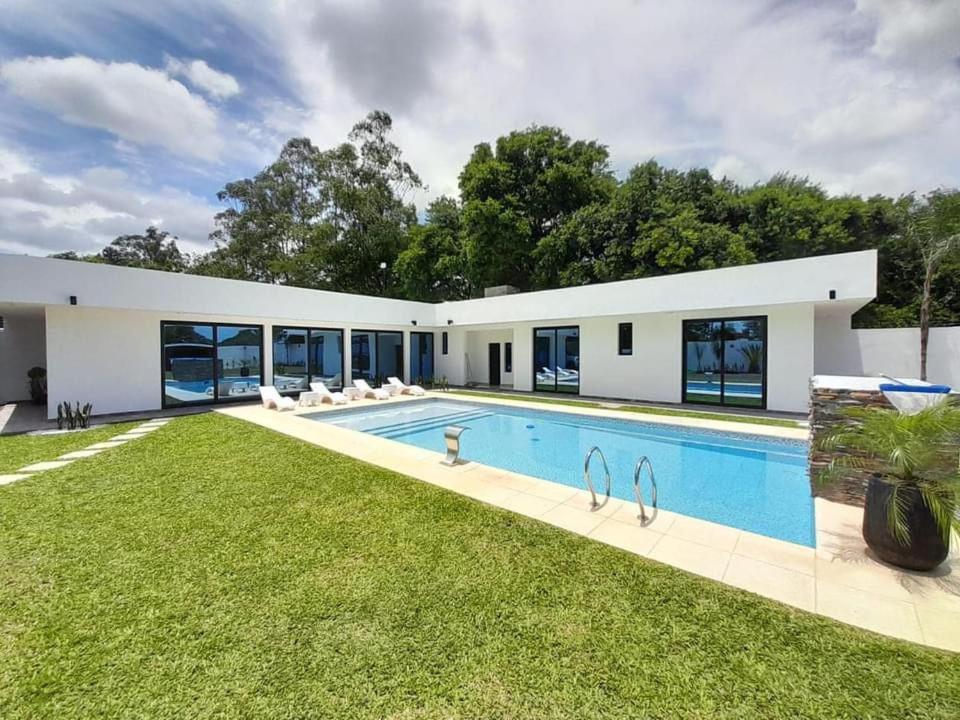 a house with a swimming pool and a yard at Espectacular Casa Quinta en Riachuelo Cts in Laguna Brava