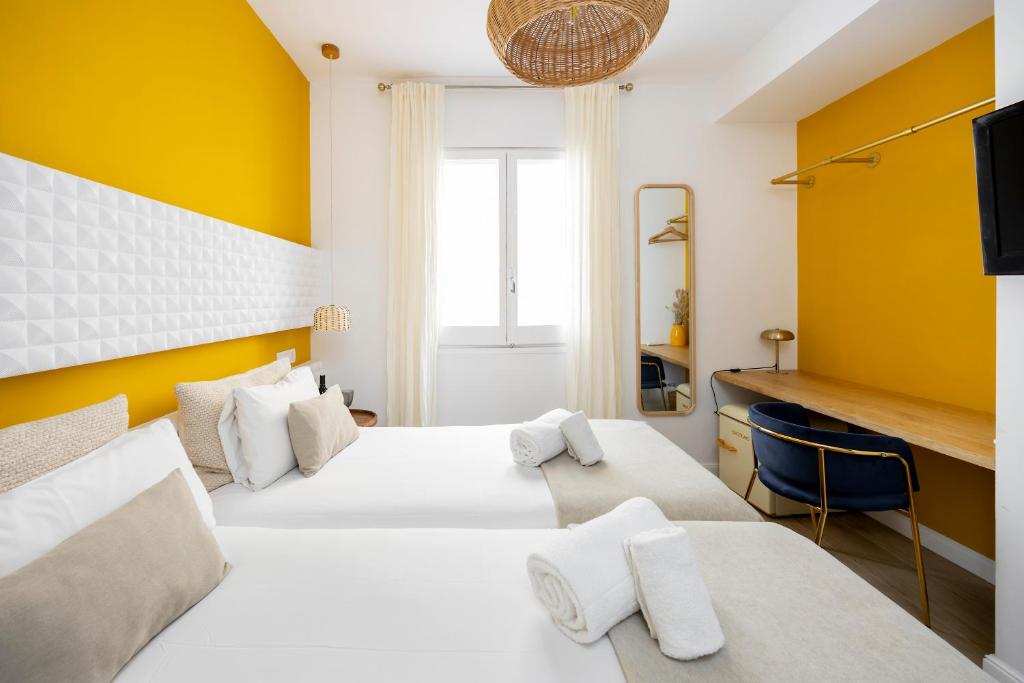 A bed or beds in a room at Hostal Barcelona Centro