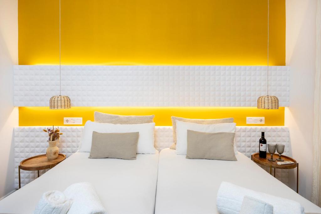 A bed or beds in a room at Hostal Barcelona Centro