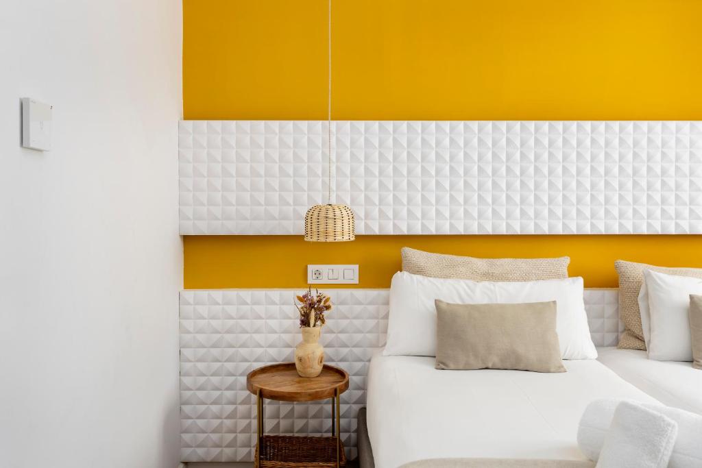 A bed or beds in a room at Hostal Barcelona Centro