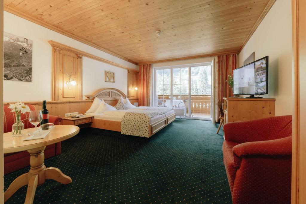 Postel nebo postele na pokoji v ubytování Hotel Hirschen