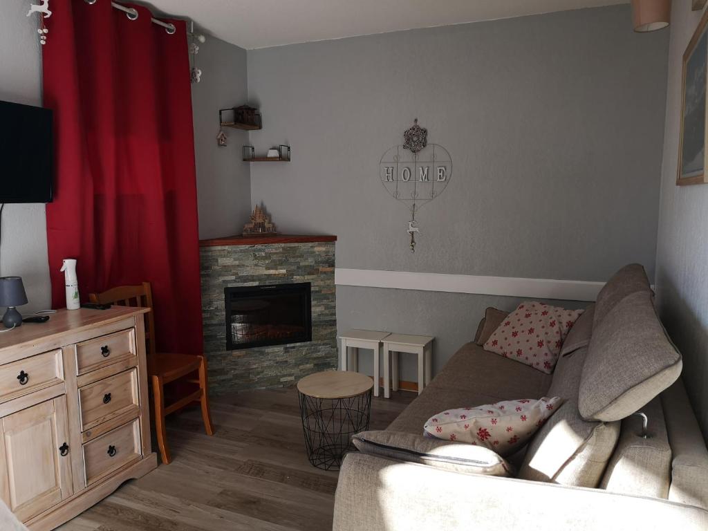 un salon avec un canapé et une cheminée dans l'établissement Appartement cosy 6-8pers-2ch-2sdb-Terrasse-Superdevoluy, à Superdevoluy