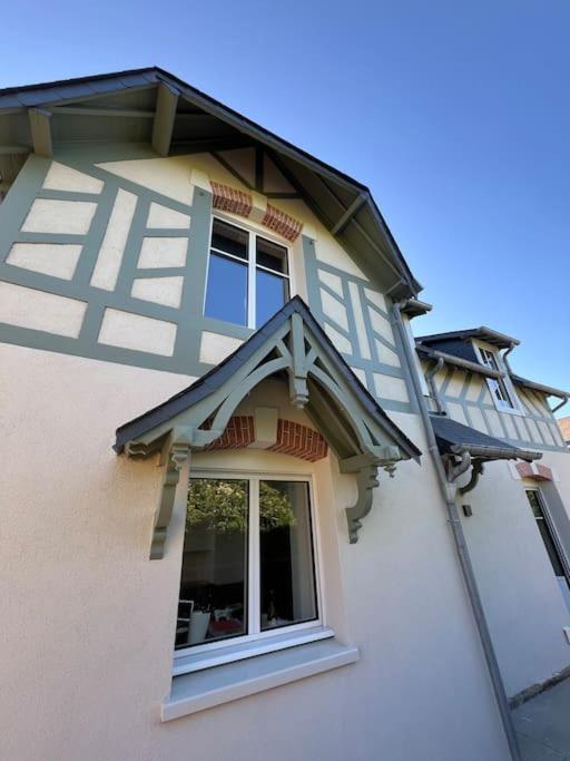 une fenêtre sur le côté d'une maison dans l'établissement Villa La Bourrasque, à Ver-sur-Mer