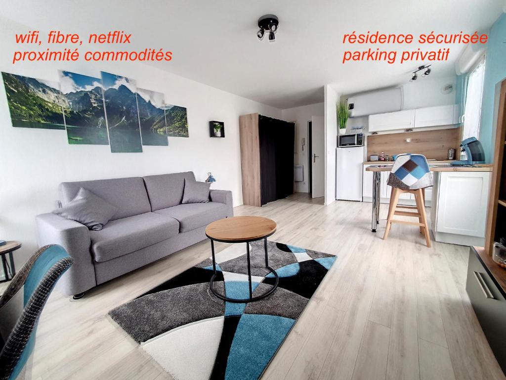 un salon avec un canapé et une table dans l'établissement Studio, à Sens