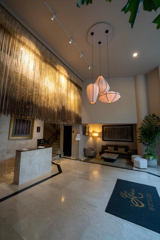 Un vestíbulo con un sofá y una mesa en un edificio. en Jose Antonio Executive, en Lima