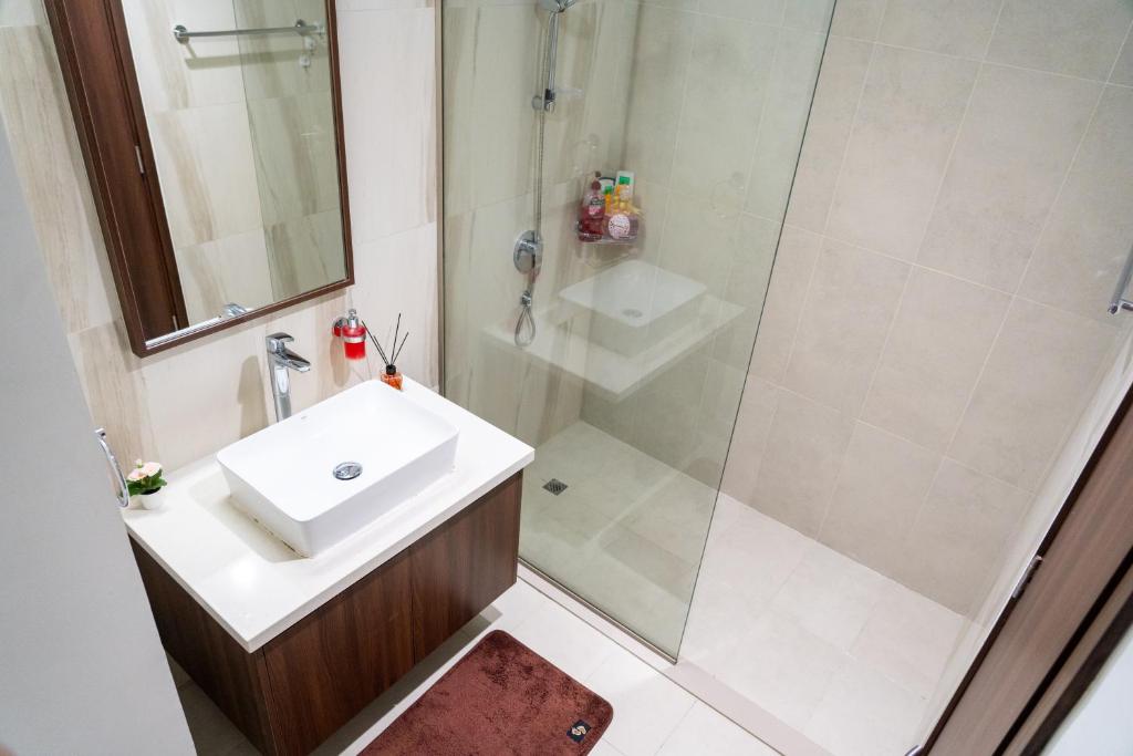 Koupelna v ubytování Upscale 2BR apartment with a complete view of the sea on Al Reem Island
