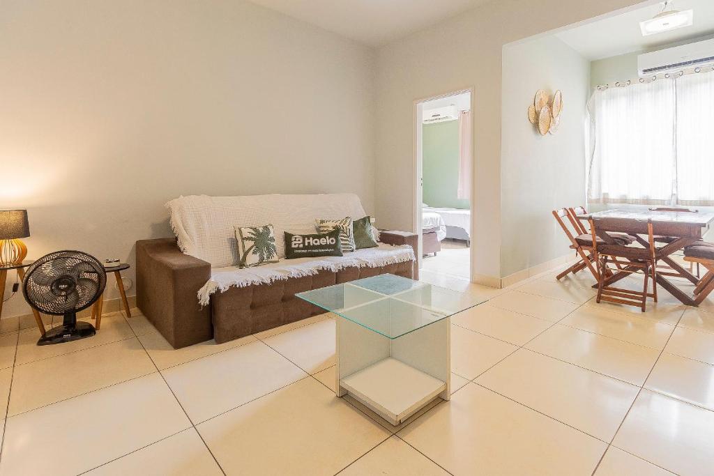 una sala de estar con un sofá y una mesa en 3Hab Conforto: 100m de la Playa Copacabana-Ipanema, en Río de Janeiro