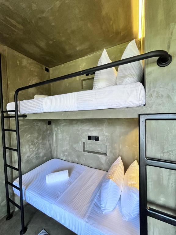 Postel nebo postele na pokoji v ubytování Sea View Hostel Hiriketiya