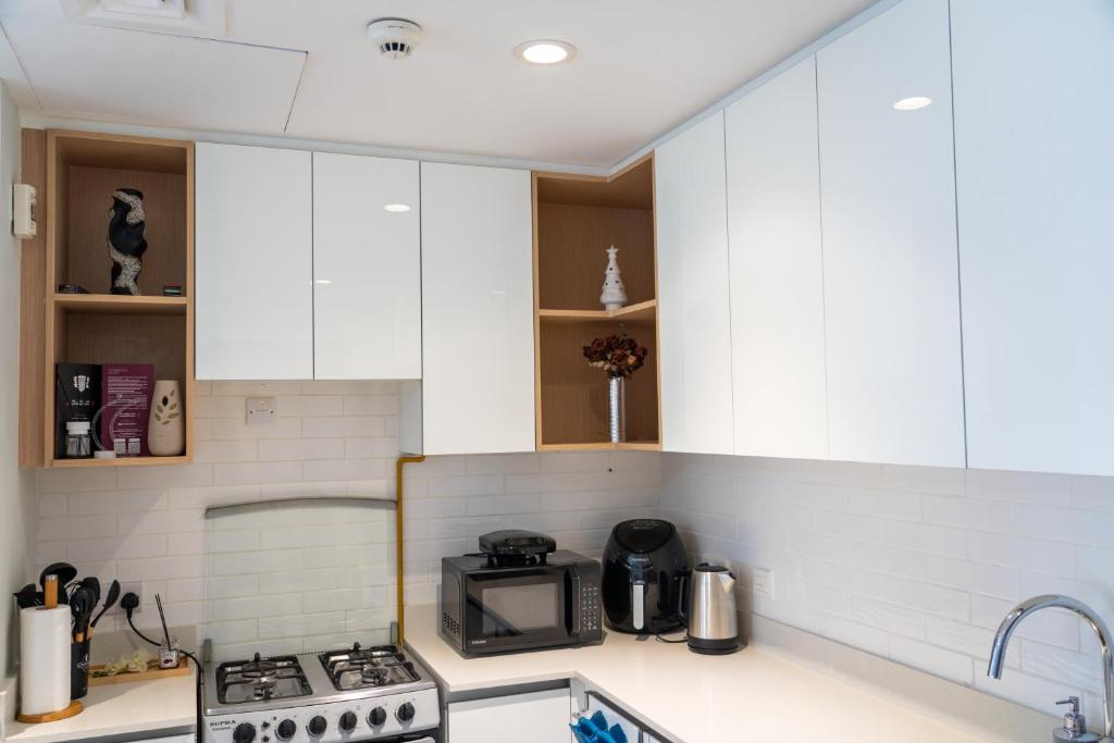 Kuchyň nebo kuchyňský kout v ubytování Upscale 2BR apartment with a complete view of the sea on Al Reem Island