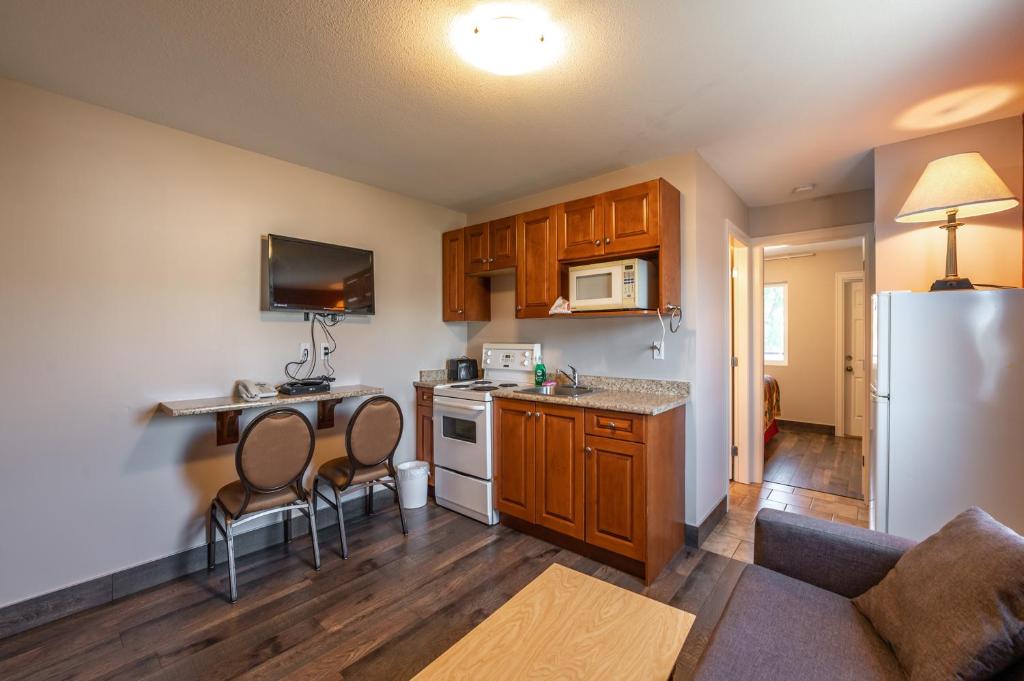 Kuchyň nebo kuchyňský kout v ubytování Sahara Courtyard Inn Penticton