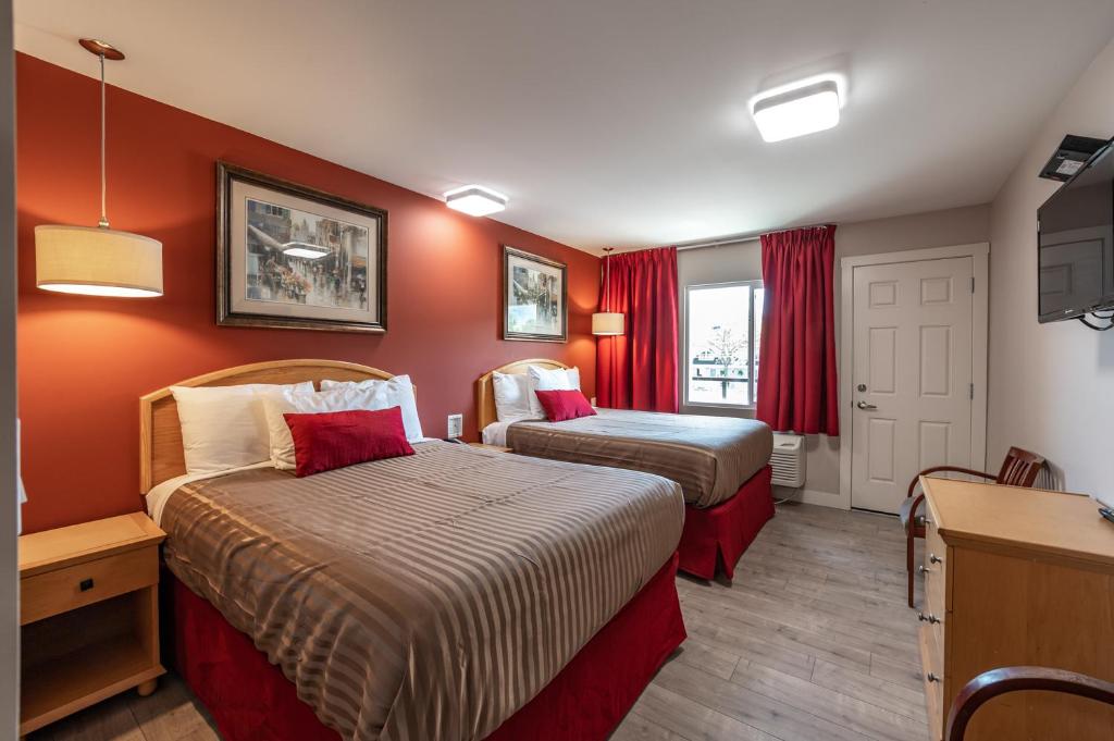 Postel nebo postele na pokoji v ubytování Sahara Courtyard Inn Penticton