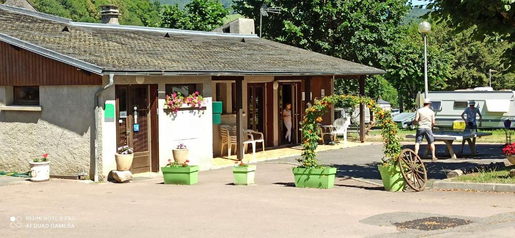 Un jardín fuera de Camping LES VIGNES