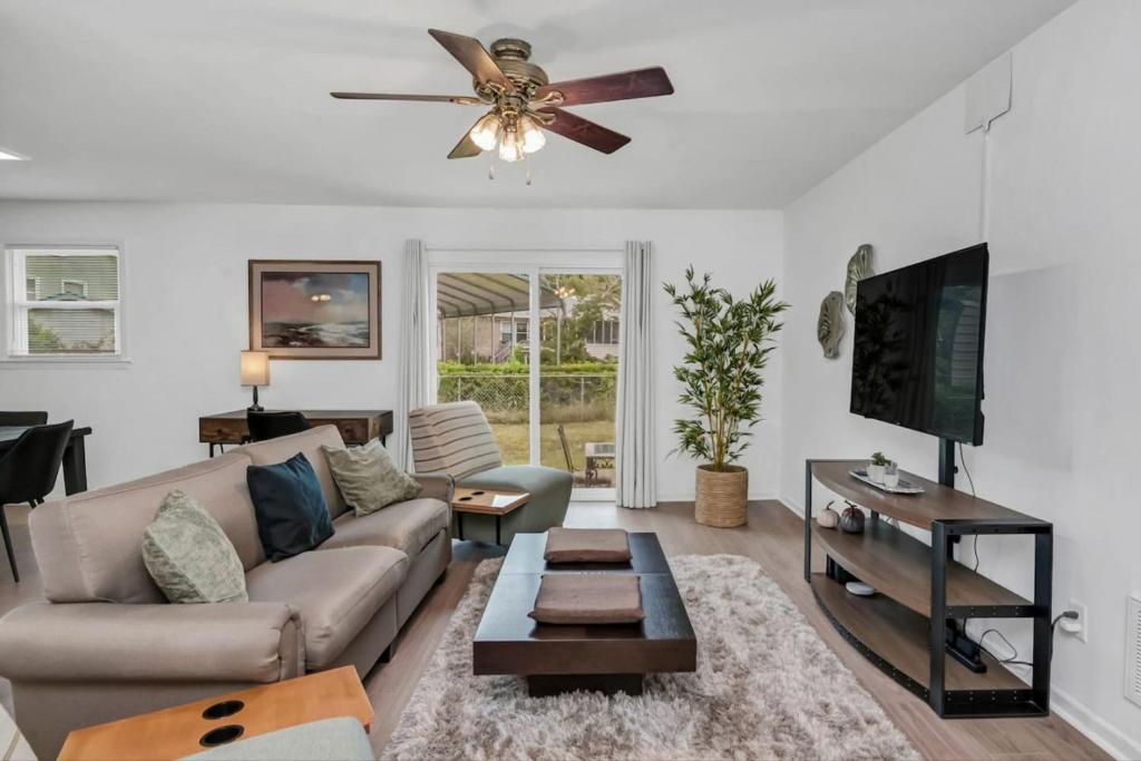 a living room with a couch and a ceiling fan at Blue Park Nest - 3BR 2BA in West Columbia