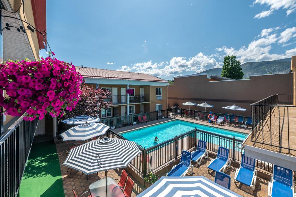 Bazén v ubytování Sahara Courtyard Inn Penticton nebo v jeho okolí