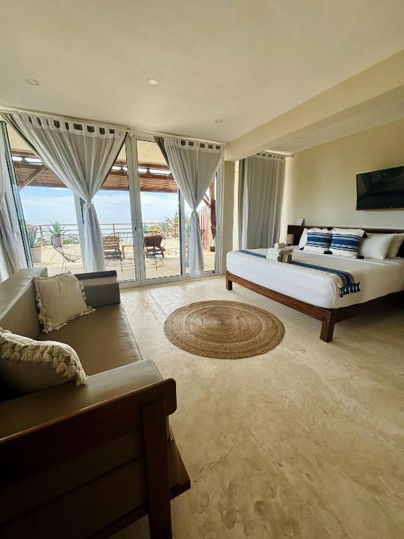 TV a/nebo společenská místnost v ubytování Noah Beach Hotel & Suites