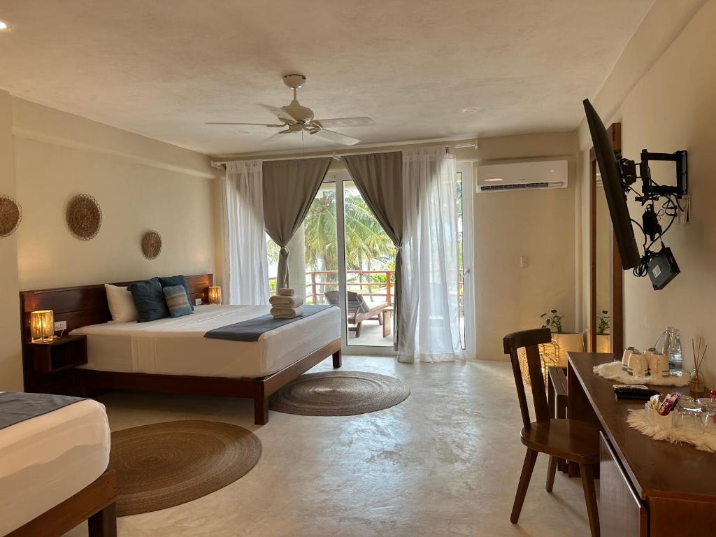 Postel nebo postele na pokoji v ubytování Noah Beach Hotel & Suites