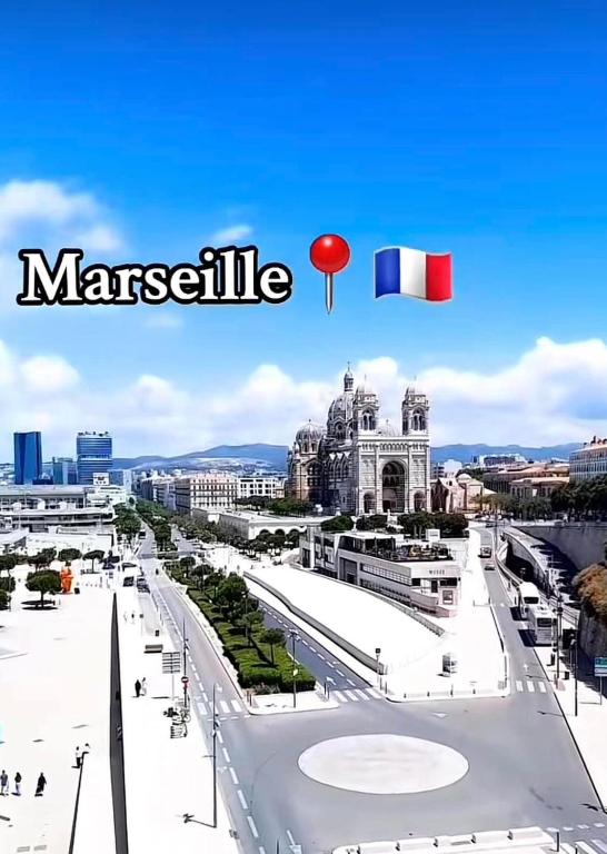 - une vue sur la ville avec un terrain de basket dans le ciel dans l'établissement Appartement atypique cosy entre terre & mer, à Marseille