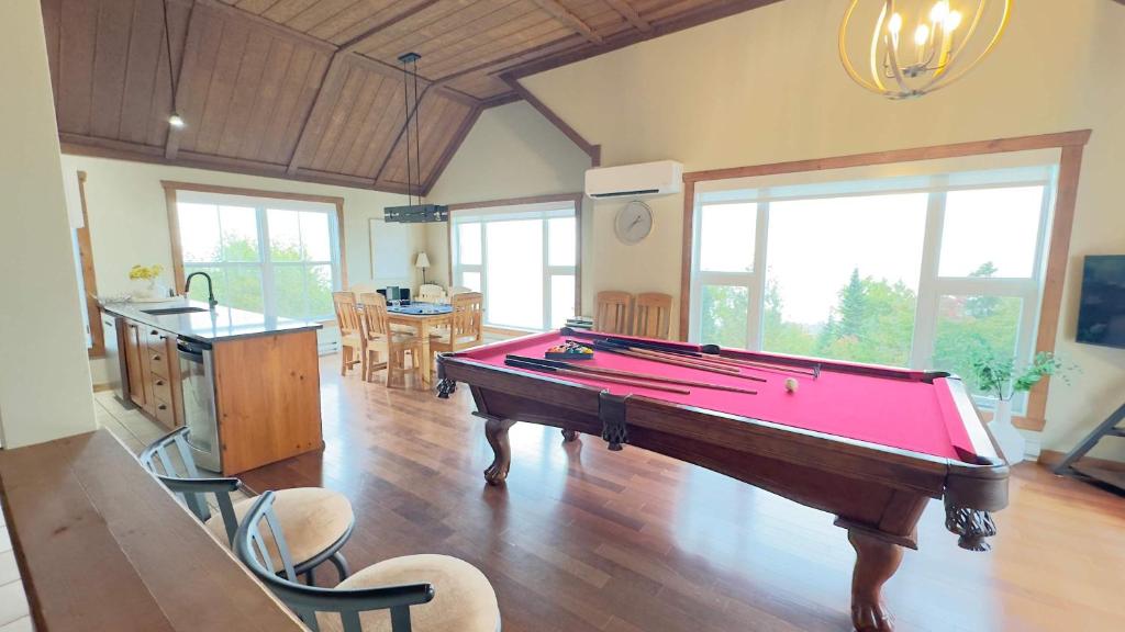 Biliár nebo kulečník v ubytování L'Audacieux - SPA, Billard, Poker, Arcade, fleuve, l'évasion VIP
