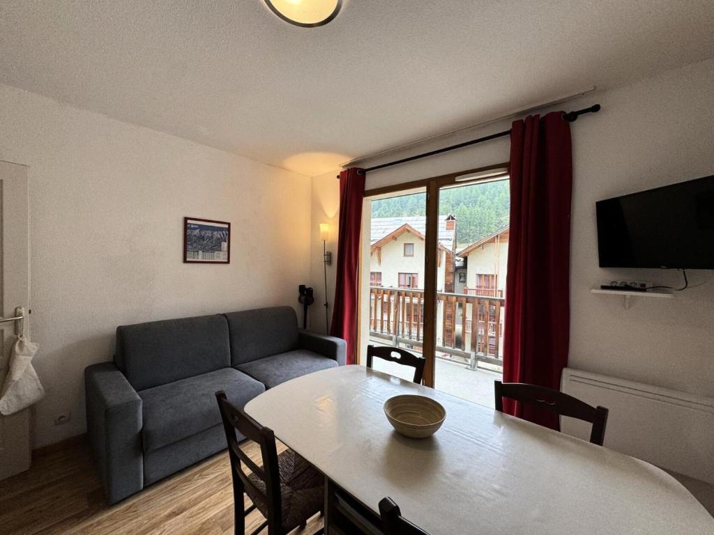 un salon avec un canapé et une table dans l'établissement Les Chalets De Bois MÉan - A - Appartement calme aux Orres 1800 MAE-9931, aux Orres