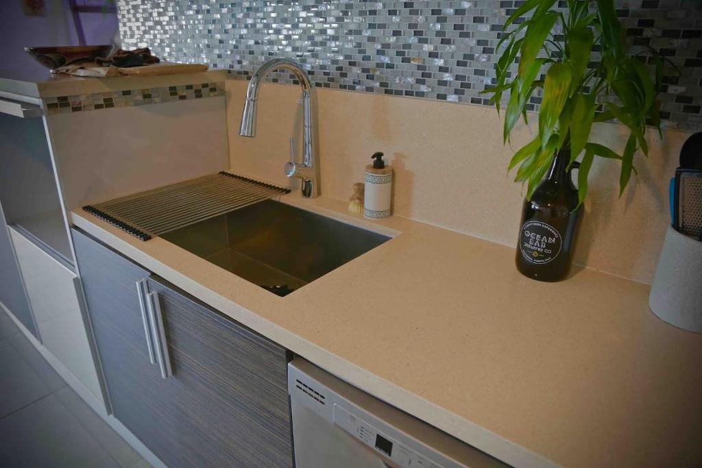 Kuchyň nebo kuchyňský kout v ubytování Spacious Loft-sea View By Stay Here Pr