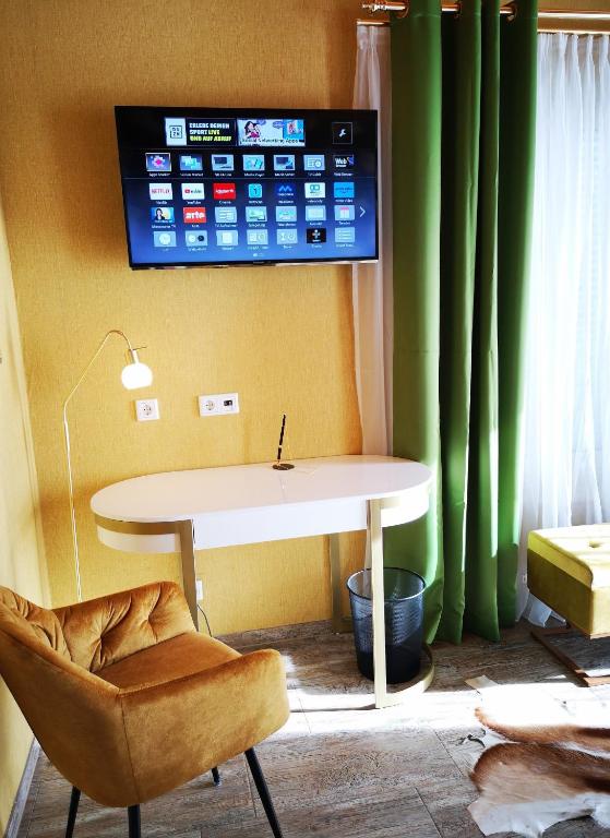 Sjónvarps- og/eða afþreyingartæki á Aparthotel "Goldener Hahn Apartments"