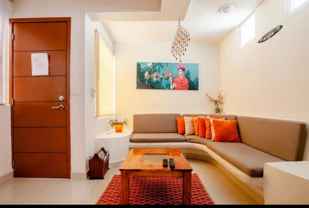 een woonkamer met een bank en een tafel bij Departamento en centro Cancún in Cancun