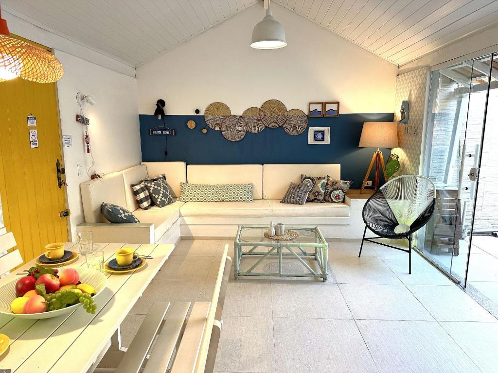 a living room with a couch and a table at Casa praiana em excelente localização | ROPL12 in Rio das Ostras