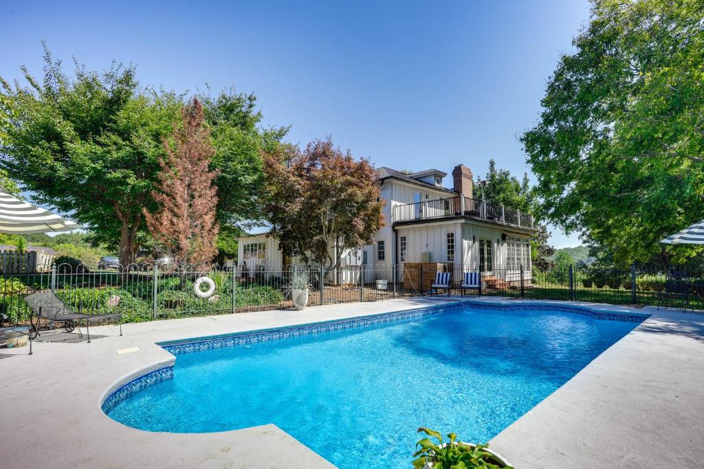 una piscina davanti a una casa di Cottage with James River Access in Wingina! a Wingina