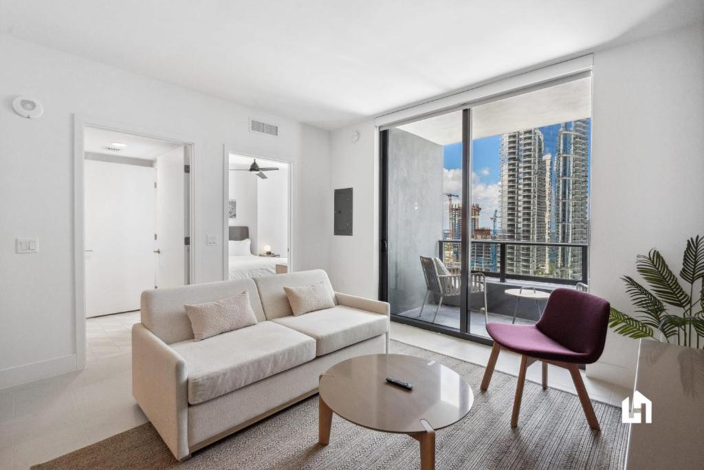Area tempat duduk di Stylish Apartments with Partial Ocean Views in Downtown!