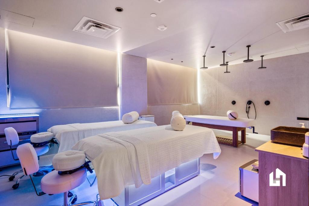 Tempat tidur dalam kamar di Stylish Apartments with Partial Ocean Views in Downtown!