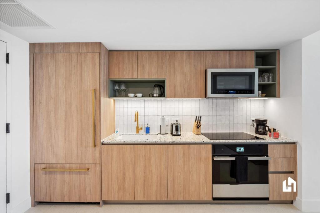 Dapur atau dapur kecil di Stylish Apartments with Partial Ocean Views in Downtown!
