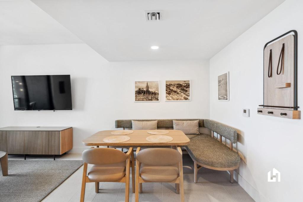 Televisi dan/atau pusat hiburan di Stylish Apartments with Partial Ocean Views in Downtown!