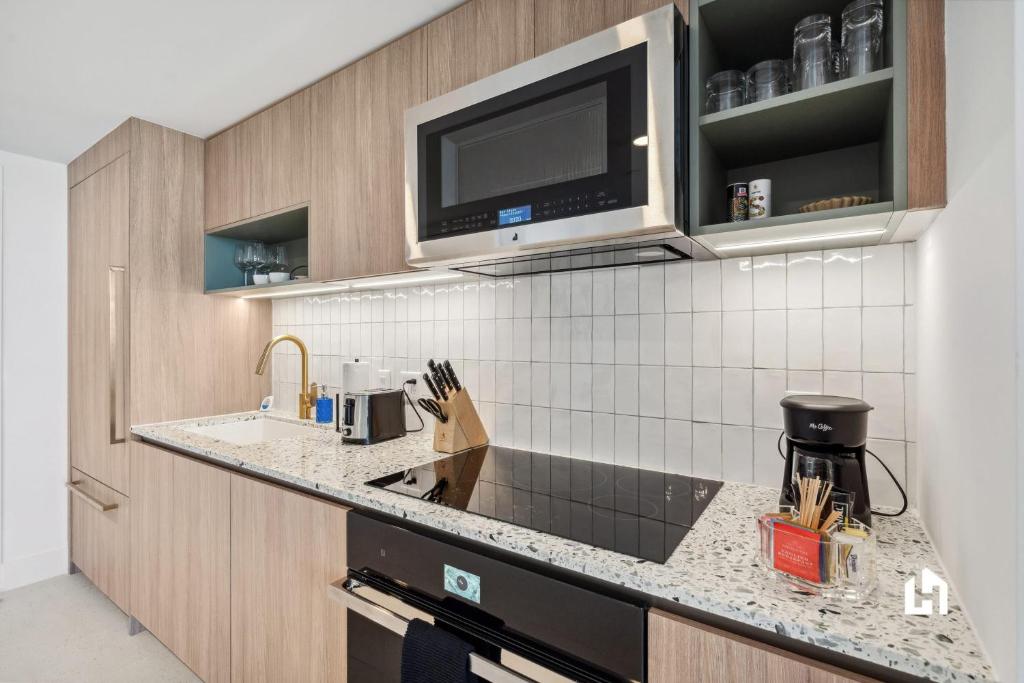 Dapur atau dapur kecil di Stylish Apartments with Partial Ocean Views in Downtown!
