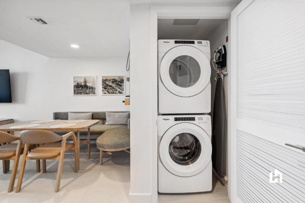 Galeri foto Stylish Apartments with Partial Ocean Views in Downtown! di Miami