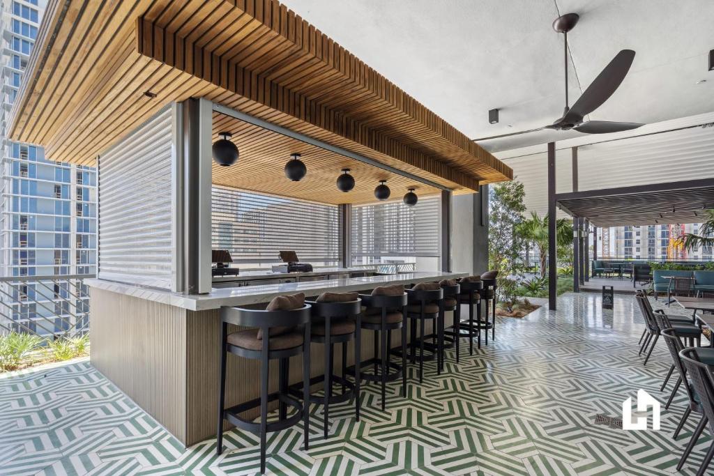 Restoran atau tempat makan lain di Stylish Apartments with Partial Ocean Views in Downtown!