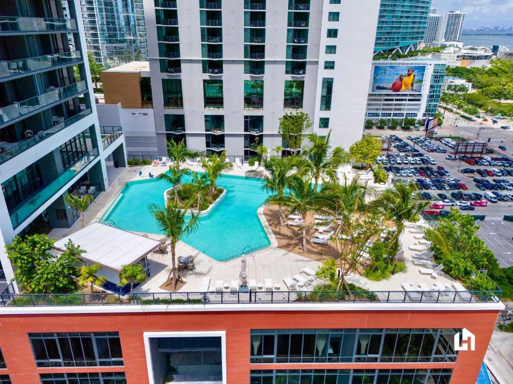 Kolam renang di atau di dekat Stylish Apartments with Partial Ocean Views in Downtown!