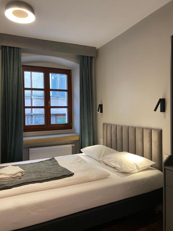 Postel nebo postele na pokoji v ubytování Arte-locum Apartamenty przy Rynku